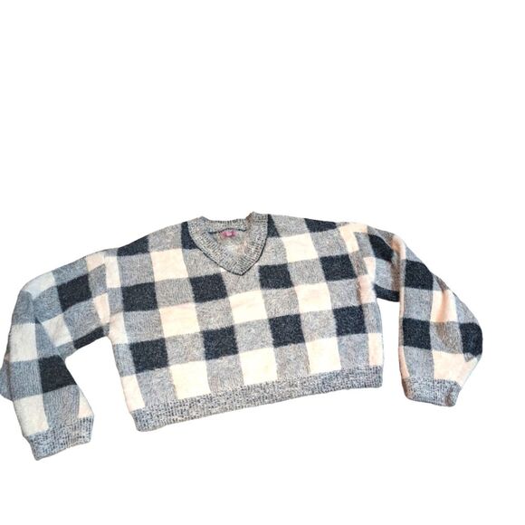 🛍️BLACK & WHITE CHECKERED SWEATER SIZE LARGE - Picture 1 of 2